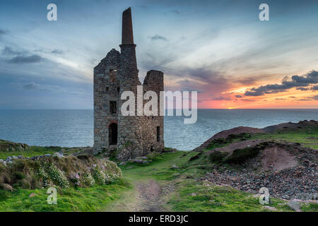 Atemberaubende Sonnenuntergang bei Wheal Owles Mine Ruinen auf, im äußersten Westen von Cornwall auf Botallack Stockfoto