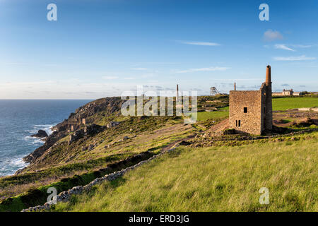 Motor-Häuser und meine Arbeiten am Botallack in Cornwall mit Wheal Owles im Vordergrund, die Kronen in ganz links und die Cou Stockfoto