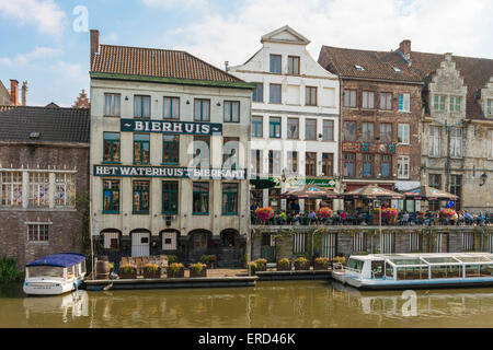 Ein Pub und Restaurant, "Het Waterhuis Aan de Bierkant" am Fluss Leie, Gent, Belgien. Stockfoto