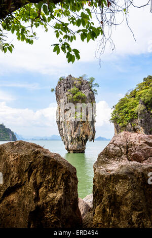 Hohen Winkel zeigen schöne Landschaft Meer und Himmel bei Khao Tapu oder James Bond Island in Ao Phang Nga Bay National Park, Thailand Stockfoto