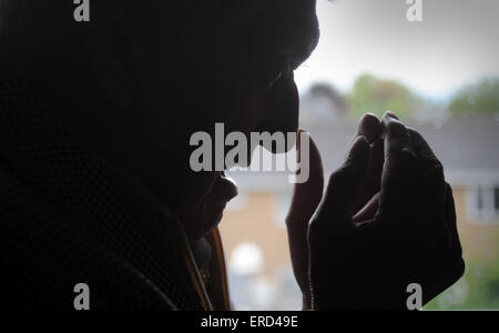 SILHOUETTE GREIS WIEDER DEPRESSION RUHESTAND STAATLICHE RENTE RENTNER ALLEIN EINSAM EINSAMKEIT DEPRESSIV ÄLTEREN SELBSTMORD MÄNNER UK Stockfoto