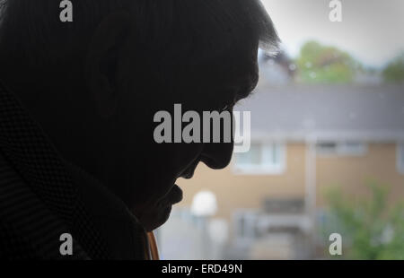 SILHOUETTE GREIS WIEDER DEPRESSION RUHESTAND STAATLICHE RENTE RENTNER ALLEIN EINSAM EINSAMKEIT DEPRESSIV ÄLTEREN SELBSTMORD MÄNNER UK Stockfoto