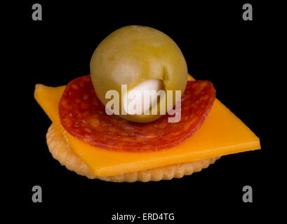 Cracker mit Käse, Peperoni und Knoblauch gefüllte Oliven, isoliert auf schwarz Stockfoto