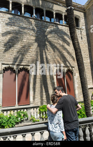 Paar küssen bei Casa de l'Ardiaca (Haus des Erzdiakons) Barri Gotic, Barcelona, Spanien Stockfoto