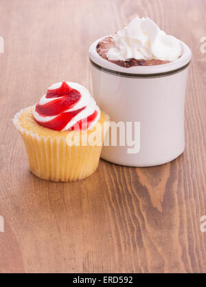 Erdbeere Kuchen mit einer Tasse heißer Schokolade auf dunklen hölzernen Tischplatte - Jubiläum oder Valentinstag behandeln, um einen geliebten Menschen Stockfoto