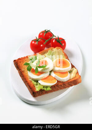 Offen gegenüber Ei-Sandwich - Studio Stockfoto