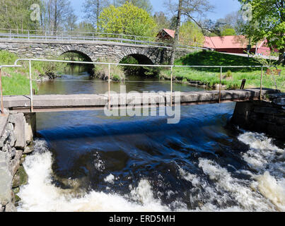 alten Stonebridge über das kalte Wasser eines sonnigen Tages im zeitigen Frühjahr Stockfoto