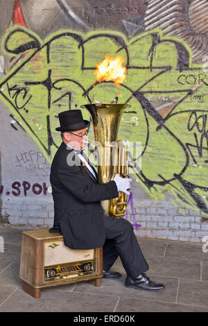 Straßenkünstler auf alten Funkspruch spielt Tuba mit Flamme kommen in London Vereinigtes Königreich Stockfoto