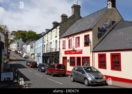 Bars und Kneipen auf A2 Küstenstraße durch Cushendall Glenariffe Straße County Antrim-Nordirland-UK Stockfoto