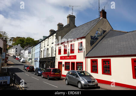 Bars und Kneipen auf A2 Küstenstraße durch Cushendall Glenariffe Straße County Antrim-Nordirland-UK Stockfoto