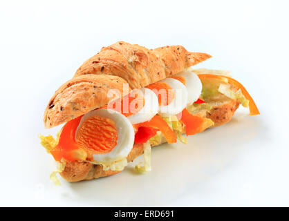 Knusprige Brötchen mit gekochtem Ei, Paprika und Salat Stockfoto