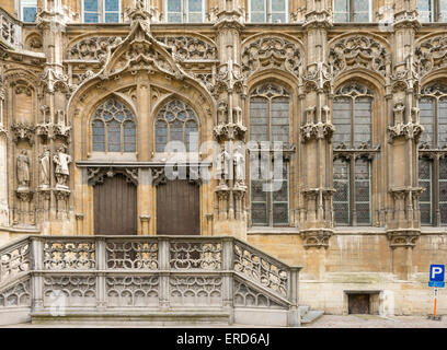 Detail der Hoogpoort Fassade (1519-1539) des Rathauses ("Stadhuis") von Gent, Belgien.  Statuen der Grafen von Flandern Stockfoto