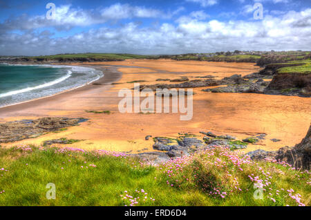 Harlyn Bay Beach North Cornwall England UK in der Nähe von Padstow und Newquay in bunte HDR wie ein Gemälde mit Wolkengebilde Stockfoto