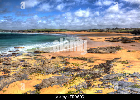 Harlyn Bay Beach North Cornwall England UK in der Nähe von Padstow und Newquay in bunte HDR wie ein Gemälde mit Wolkengebilde Stockfoto