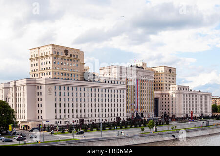 Moskau, Russland - 30. Mai 2015: Gebäude des Verteidigungsministeriums der Russischen Föderation auf Frunzenskaya Damm in Moskau, Russland Stockfoto