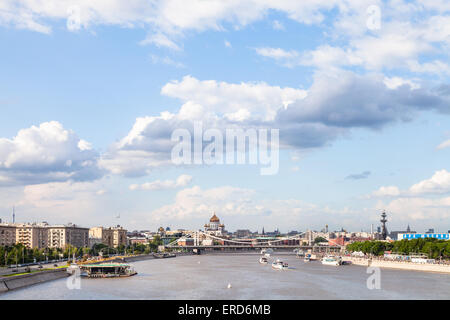 Moskau, Russland - 30. Mai 2015: Ansicht der Stadt Moskau mit Krim Brücke, Kathedrale von Christus dem Erlöser und Moskwa unter Stockfoto