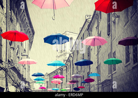 Retro Vintage gefiltert bunten Regenschirme hängen über der Straße von Ferrara, schwarzen und weißen Hintergrund. Stockfoto