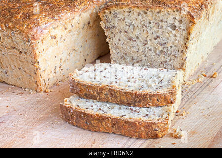 Frische hausgemachte Brot auf einem hölzernen Brot-Brett. Stockfoto