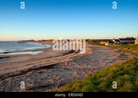 Foto zeigt den Strand an einem Frühlingsmorgen im niedrigen Newton-by-the-Sea, Northumberland, England. Traditionelles Fischen Ferienhäuser Stockfoto