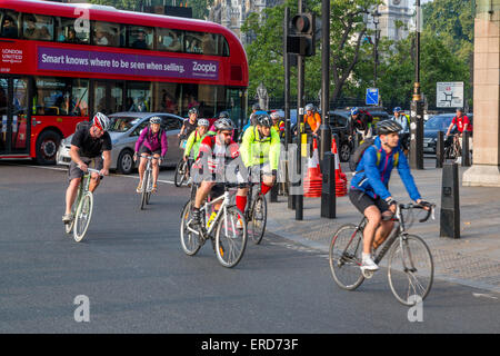 Großbritannien, England, London.  Radfahrer im morgendlichen Berufsverkehr, Westminster. Stockfoto