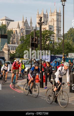 Großbritannien, England, London.  Radfahrer im morgendlichen Berufsverkehr, Westminster. Stockfoto