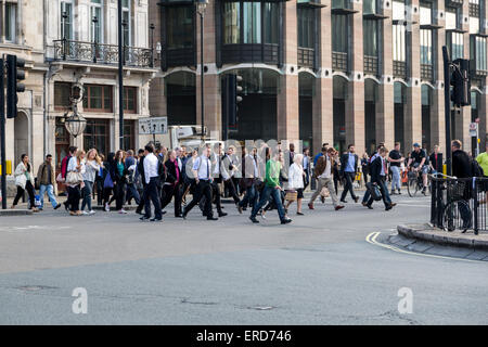 Großbritannien, England, London.  Morgen Fußgänger auf dem Weg zur Arbeit, Westminster. Stockfoto