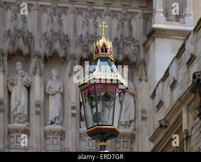 Dekorierte Laternenpfahl neben Westminster Abbey. London, Vereinigtes Königreich. Stockfoto
