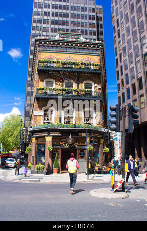 Albert, viktorianischen Pub mit reich verzierten Decke. London, Vereinigtes Königreich. Stockfoto