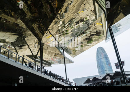 AGBAR-Turm und verspiegelte Decke von Els Encants Open-Air-Flohmarkt, Barcelona, Spanien Stockfoto