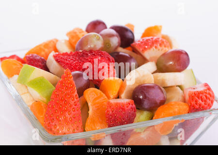 Nahaufnahme von einem bunten Obstsalat in eine Glasschüssel Stockfoto