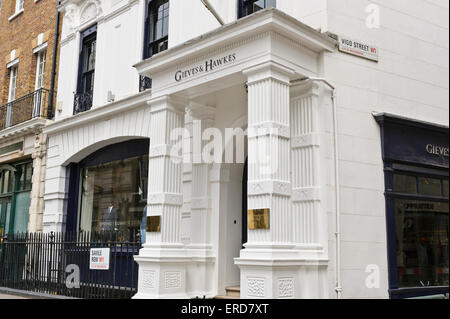 Ein Schild von der berühmten Savile Row an Stahl Geländer befestigt, bekannt es für seine traditionelle maßgeschneiderte Schneiderei für Männer. Stockfoto