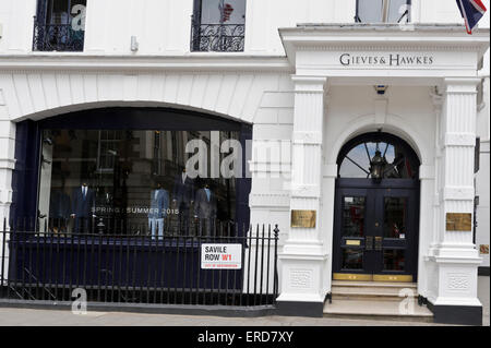 Ein Schild von der berühmten Savile Row an Stahl Geländer befestigt, bekannt es für seine traditionelle maßgeschneiderte Schneiderei für Männer. Stockfoto