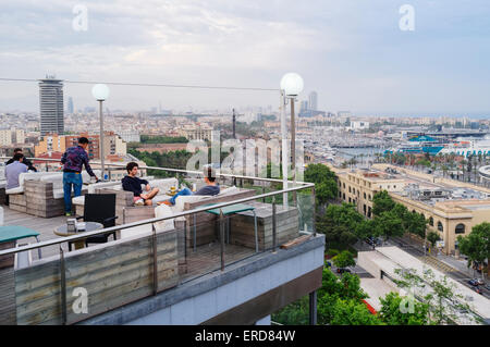 Menschen auf der Panoramaterrasse des Miramar Restaurant, Montjuic, Barcelona, Spanien Stockfoto