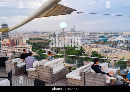 Menschen auf der Panoramaterrasse des Miramar Restaurant, Montjuic, Barcelona, Spanien Stockfoto