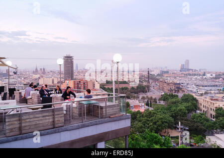 Menschen auf der Panoramaterrasse des Miramar Restaurant, Montjuic, Barcelona, Spanien Stockfoto