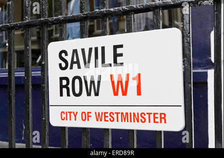 Ein Schild von der berühmten Savile Row an Stahl Geländer befestigt, bekannt es für seine traditionelle maßgeschneiderte Schneiderei für Männer. Stockfoto