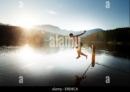 Kelvin Peters geht eine Slackline im Lost Lake Park.   Whistler BC, Kanada. Stockfoto