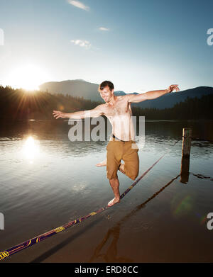 Kelvin Peters geht eine Slackline im Lost Lake Park.   Whistler BC, Kanada. Stockfoto