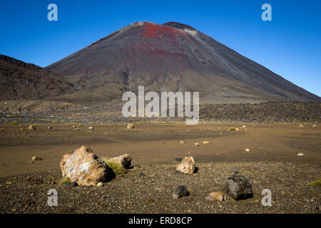 Brütende Kegel des aktiven Vulkans Mount Ngauruhoe von Tongariro Alpine Crossing auf Neuseelands Nordinsel Stockfoto