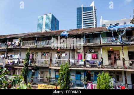 Mumbai Indien, Lower Parel, alt, älter, Eigentumswohnung Wohnapartments Gebäude Gebäude Gehäuse, Residenzen, Balkone, hängen, Wäscherei, kleiden Stockfoto