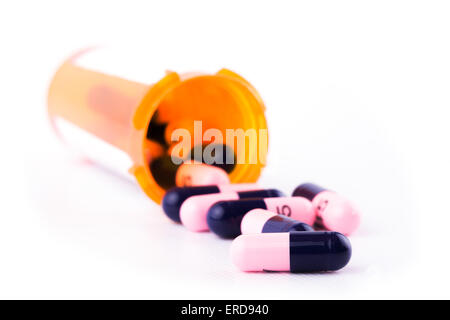 Medizin-Kapseln vor einem offenen Verschreibung Flasche Stockfoto