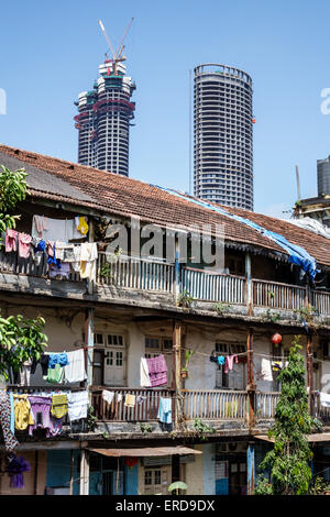 Mumbai Indien, Lower Parel, alt, älter, Eigentumswohnung Wohnapartments Gebäude Gebäude Gehäuse, Residenzen, Balkone, hängen, Wäscherei, kleiden Stockfoto
