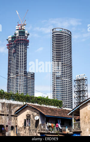 Mumbai Indien, Lower Parel, alt, älter, Eigentumswohnung Wohnapartments Gebäude Gebäude Gehäuse, Residenzen, Balkone, hängen, Wäscherei, kleiden Stockfoto