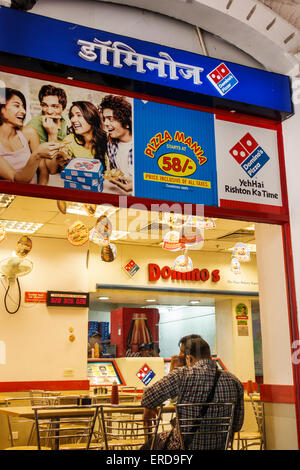 Mumbai Indien, Lower Parel, High Street Phoenix, Einkaufszentrum, Domino's Pizza, innen, Restaurant Restaurants Essen Essen Essen Café Cafés, Hindi Englisch, India1503 Stockfoto