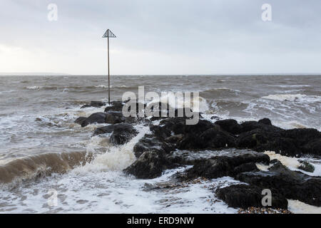 Seegang und Wellen in stürmischen Unwetter bei Lee auf Solent, Hampshire, UK Stockfoto