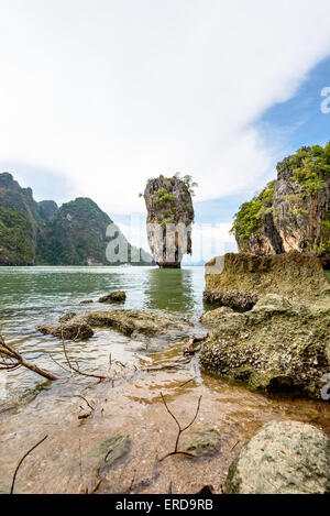 Wunderschön gestalteten im View Point Beach und Meer im Sommer Khao Tapu oder James Bond Insel im Nationalpark Ao Phang Nga Bay Stockfoto