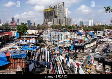 Mumbai Indien, Mahalaxmi, Mahalakshmi Nagar, Dhobi Ghat, Dhobighat, hängen, Wäscheservice, Waschsalon, im Freien, Hochhaus, moderne Eigentumswohnung, Wohnanlage, Stockfoto