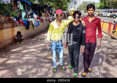 Mumbai Indien, Mahalaxmi, Mahalakshmi Nagar, Mahalakshmi Nagar, Mann Männer männlich, Freunde, Wandern, gut angezogen, Sonnenbrille, India150301172 Stockfoto