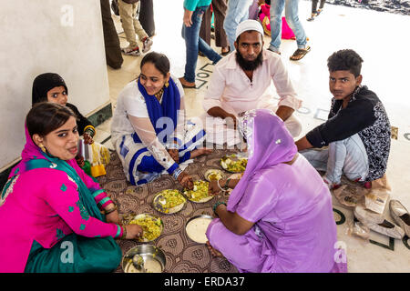 Mumbai Indien, Indisch-Asiatisch, Worli, Haji Ali Dargah, Moschee, indo-islamische Architektur, Sayyed Peer Haji Ali Shah Bukhari Grab, Marmorhof, Erwachsene Erwachsene Stockfoto