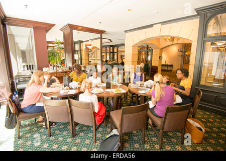 Familienspaß in Montreal, Quebec, Kanada. Gruppieren Sie sitzen um den Tisch zu essen. Stockfoto